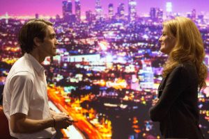 NIGHTCRAWLER - 2014 FILM STILL - Jake Gyllenhaal as Lou Bloom and Rene Russo as Nina Romina - Photo credit: Chuck Zlotnick / Open Road Films